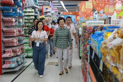 省政協副主席馬勇霞一行赴萬寧調研商場經營建設